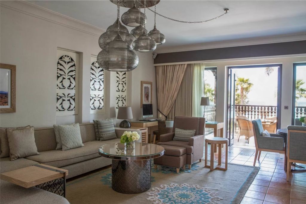 Stilvoll eingerichtetes Wohnzimmer in einem Beach House Cottage mit designorientierten Lampen.