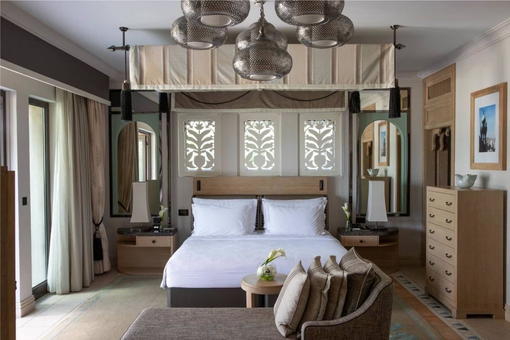 Elegantes Schlafzimmer mit Doppelbett stilvoll dekoriert mit Spiegeln und Lampen