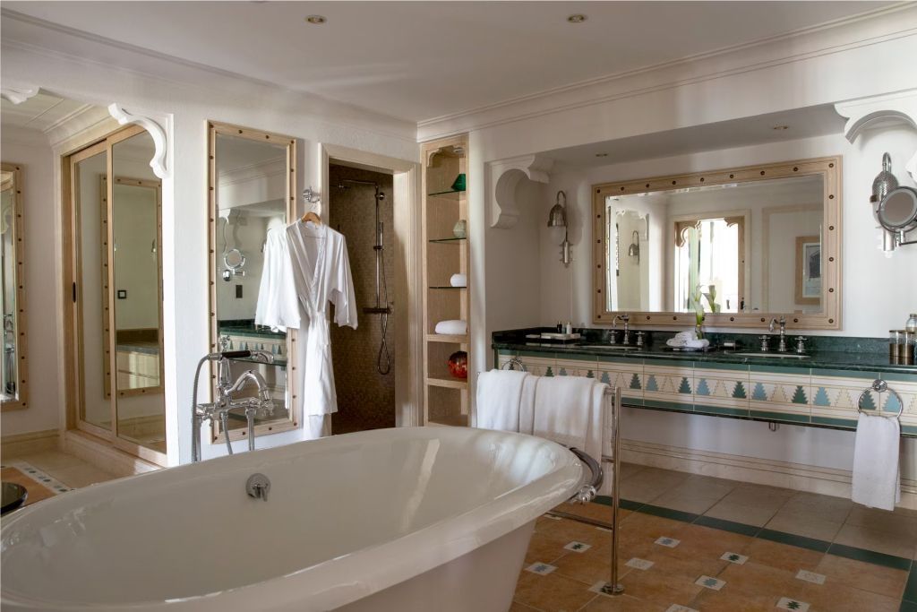 Edles Badezimmer mit freistehender Badewanne und klassischem Design