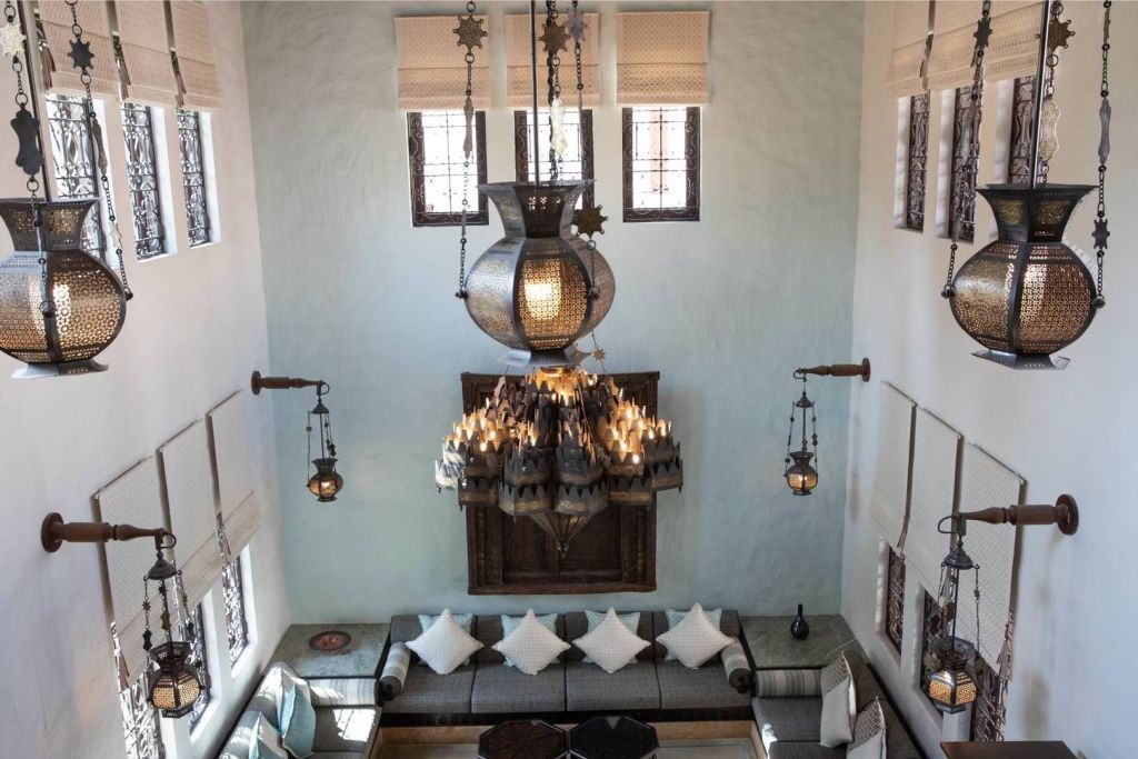 Wunderschöner Loungebereich mit traditioneller arabischer Beleuchtung im Jumeirah Dar Al Masyaf