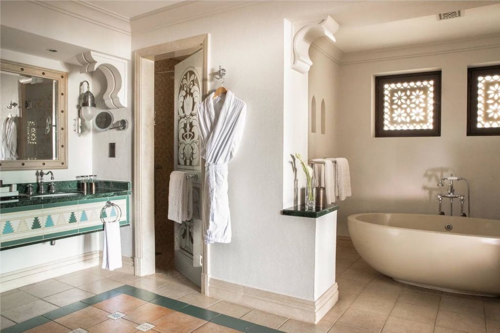 Luxuriöses Badezimmer mit freistehender Badewanne und eleganter Dekoration