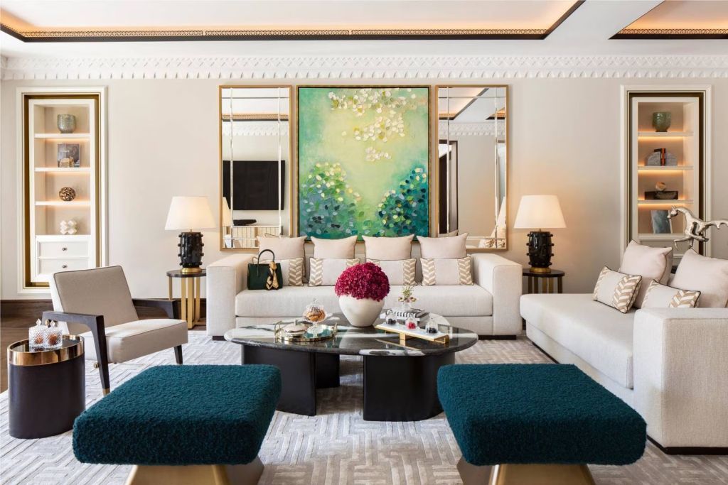 Stilvolles Wohnzimmer mit modernem Kunstwerk und opulenter Dekoration.