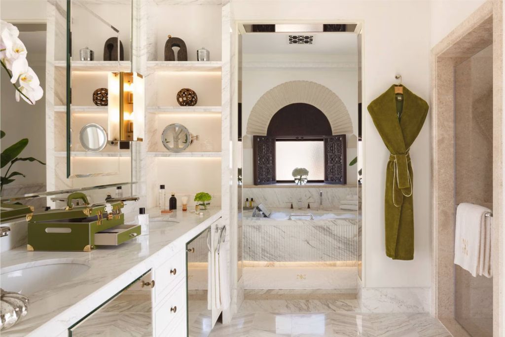 Luxuriöses Badezimmer mit Marmor-Ausstattung und stilvollem Design.