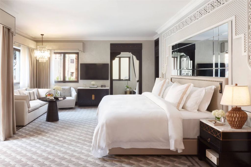 Elegantes Schlafzimmer in der Palm House Doppel Familie Suite mit großem Doppelbett und Spiegel.