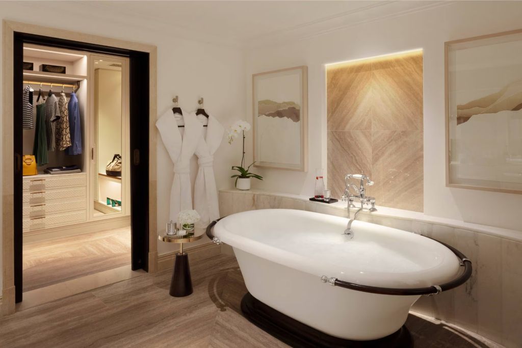 Modernes Badezimmer mit freistehender Badewanne und dezenter Dekoration.