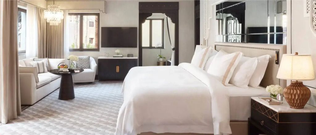Elegantes Doppelzimmer mit großem Bett, Flachbildfernseher und geschmackvoller Dekoration