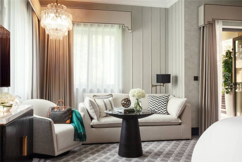 Luxuriöses Wohnzimmer mit Sofa, Tisch und edler Beleuchtung in stilvollem Ambiente
