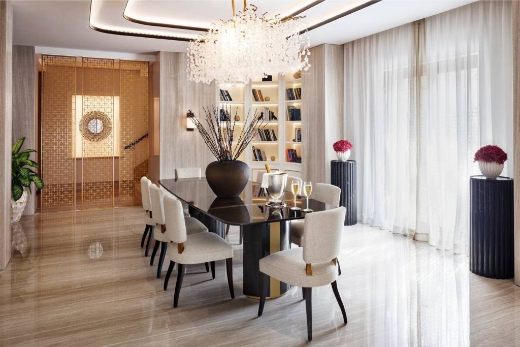 Exklusiver Essbereich mit stilvollem Design und Bücherregal