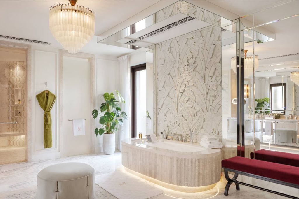 Geräumiges Badezimmer mit luxuriöser Badewanne und stilvollen Details