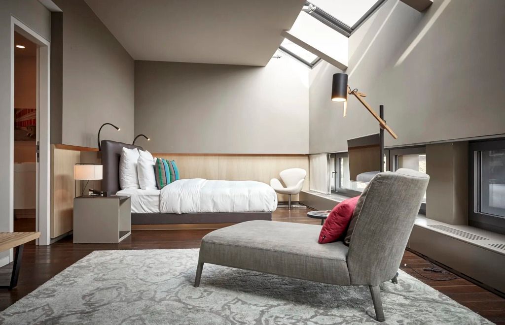 Geräumige Suite mit Dachfenster und moderner Einrichtung