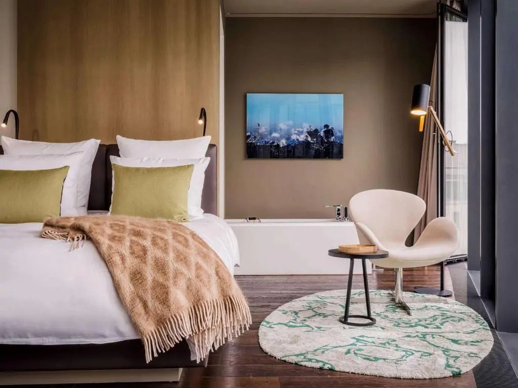 Elegantes Doppelzimmer mit Doppelbett und stilvollen Möbeln