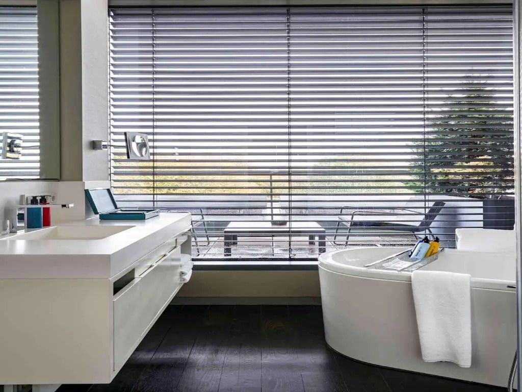 Helles Bad mit moderner Badewanne und Fensterfläche