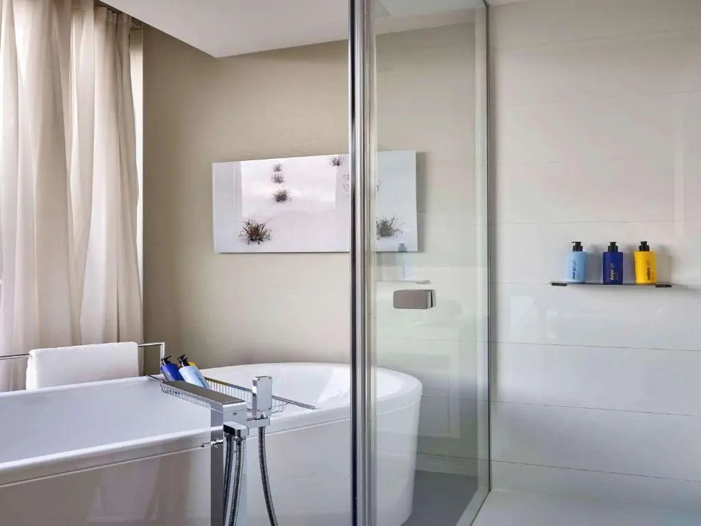 Bad mit Glasdusche und Wasserhahn-Design