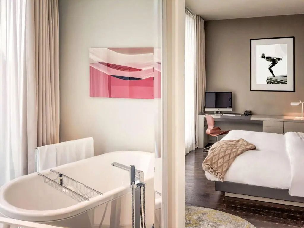 Zimmer mit modernem Bad und Arbeitsbereich