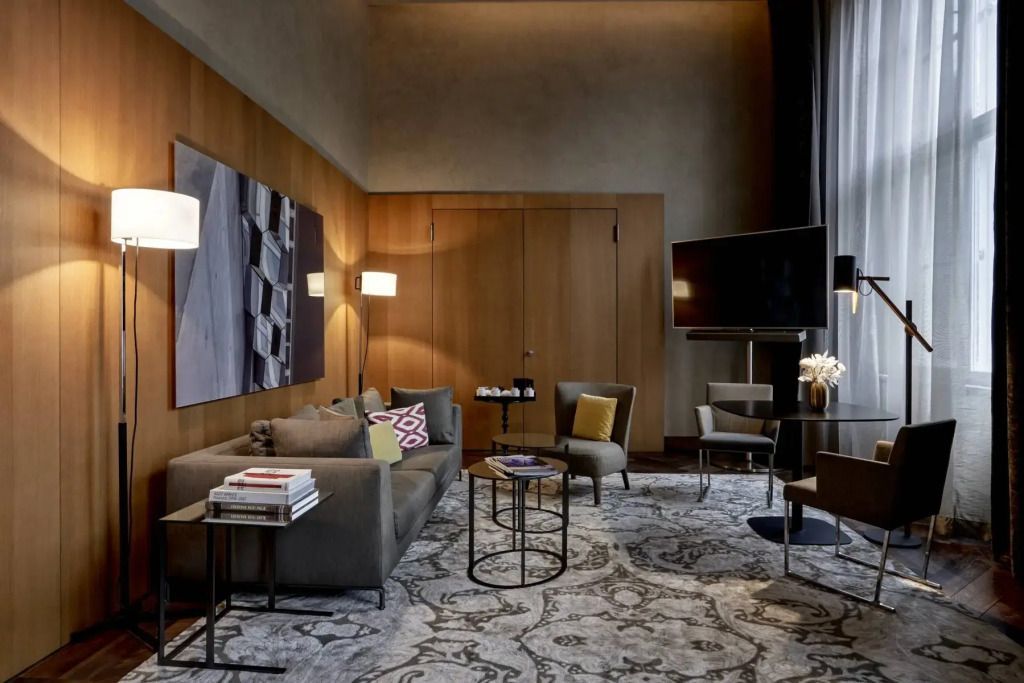 Gemütlicher Wohnbereich mit Sofa, Sessel und stilvollem Interieur