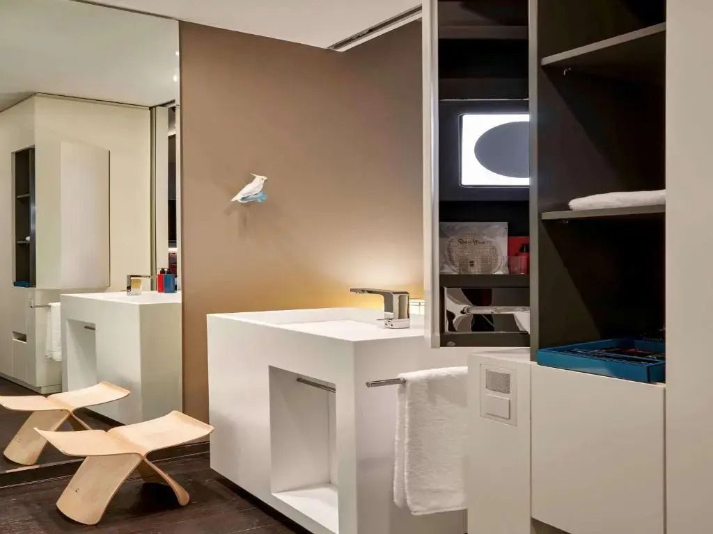 Modernes Badezimmer mit eleganter Einrichtung und kunstvollem Design
