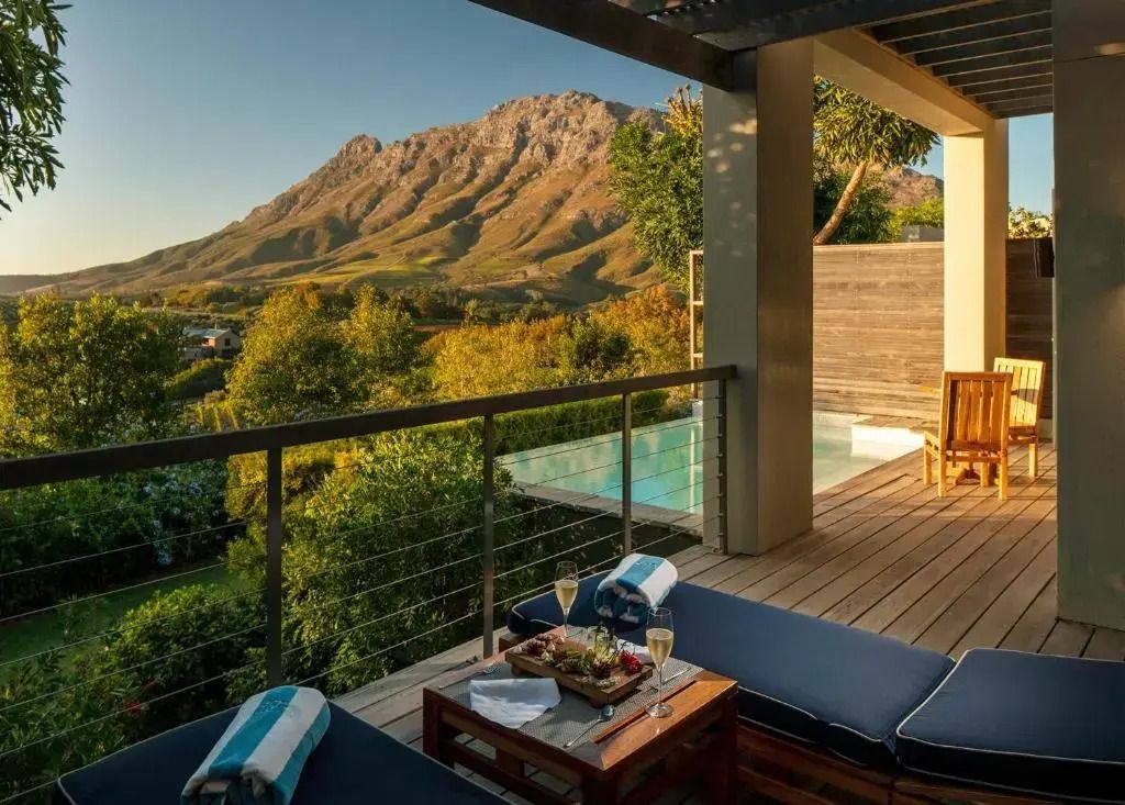 Terrasse mit Poolblick und Bergpanorama am Horizont