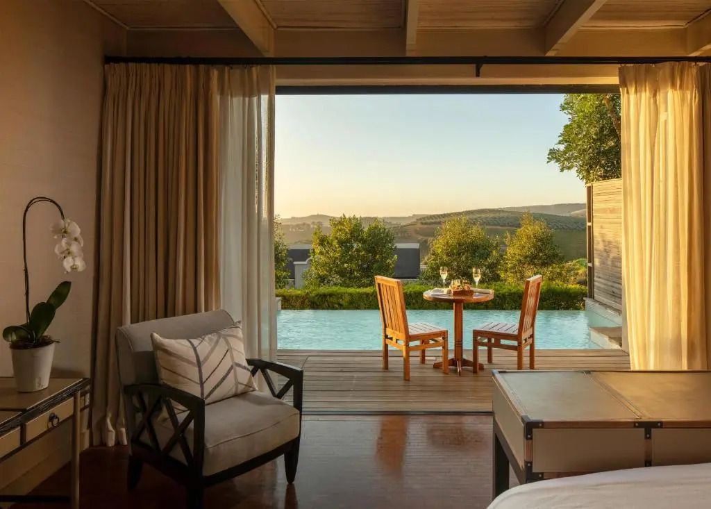 Privater Pool und Terrasse mit Ausblick in traumhafter Landschaft