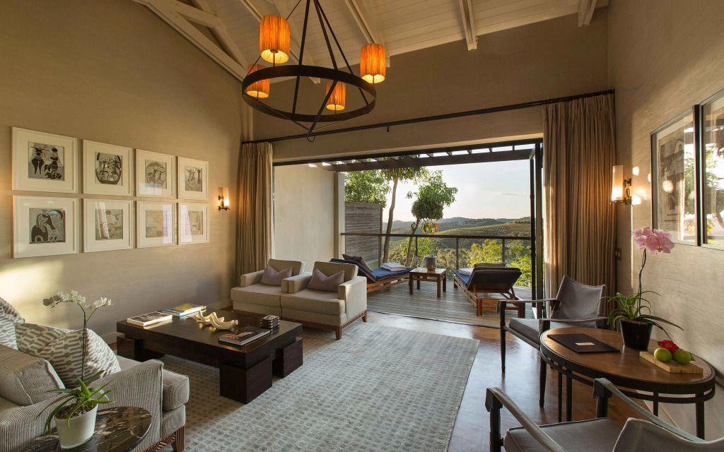 Elegantes Wohnzimmer mit offener Terrasse und Blick auf die Natur.