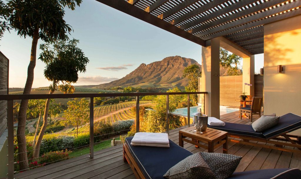 Terrasse mit Bergblick und Sonnenliegen im Luxusresort.