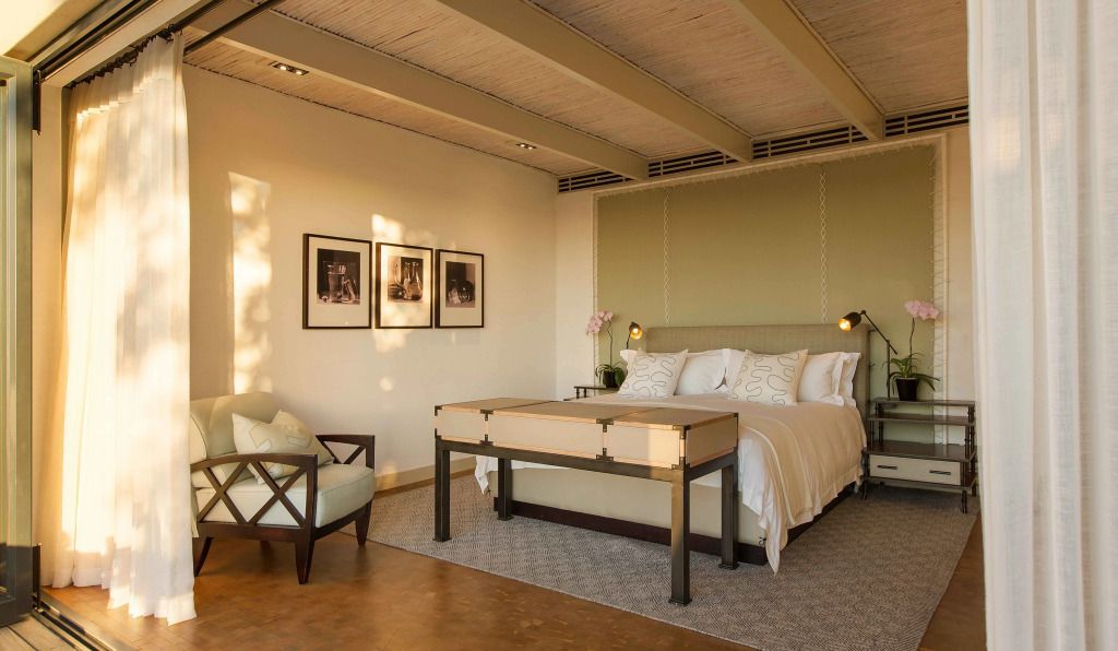 Geräumiges Schlafzimmer mit elegantem Bett und moderner Einrichtung.