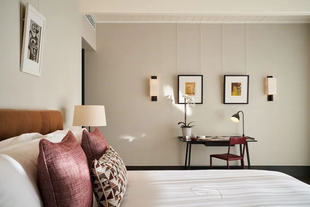 Schlafzimmer mit stilvollen Dekorelementen und Schreibtisch.
