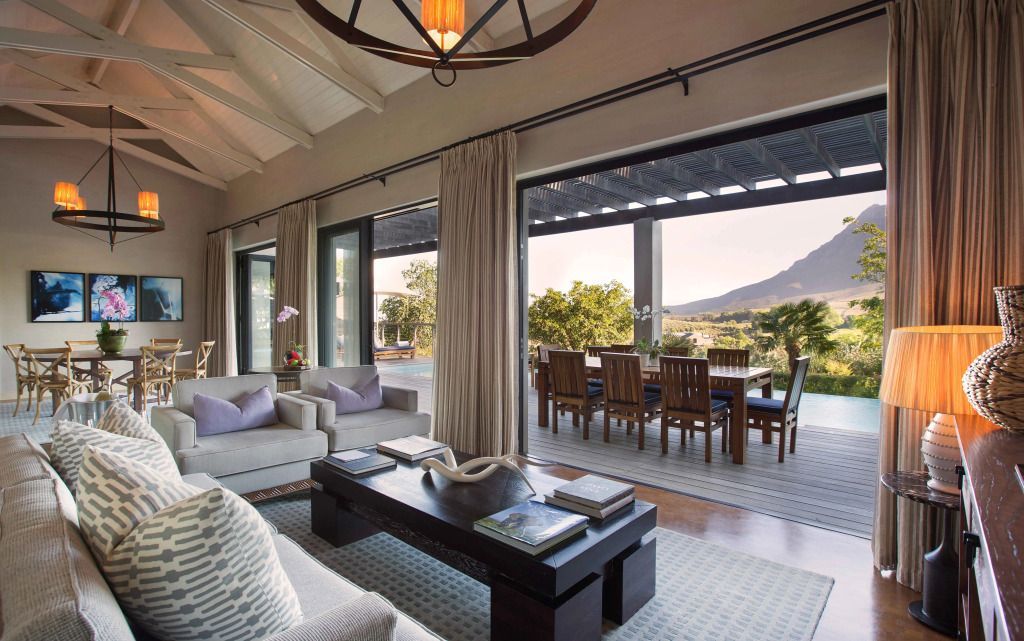 Luxuriöses Wohnzimmer mit Blick auf Terrasse und Natur
