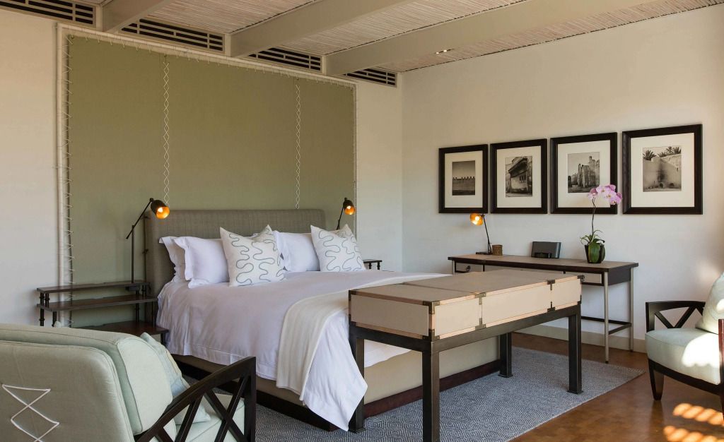 Geräumiges Schlafzimmer mit gemütlichem Doppelbett und stilvollem Design