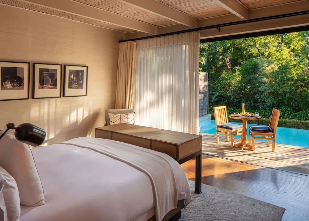 Luxuszimmer mit Zugang zur Terrasse und Gartenblick