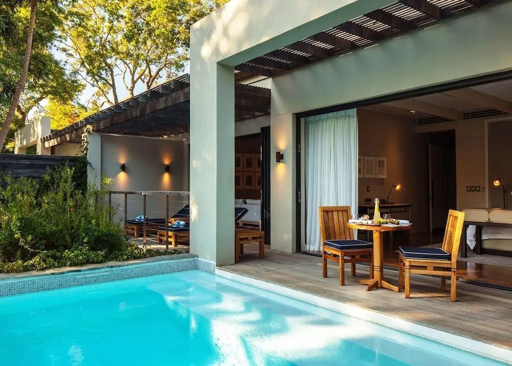 Terrasse mit Pool und Sitzbereich vor dem Zimmer