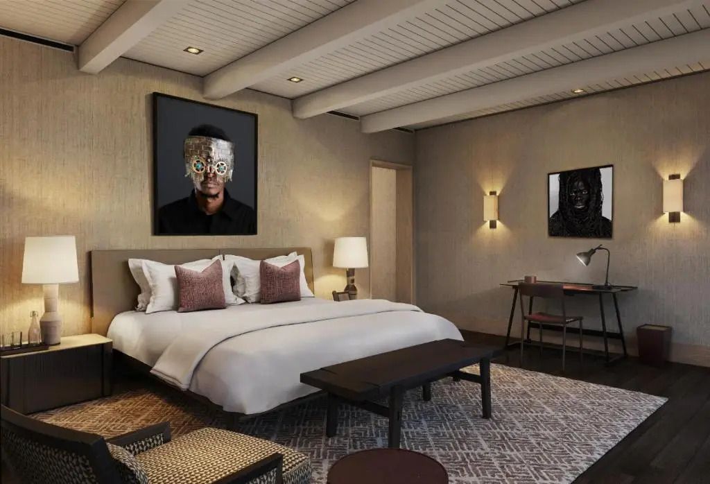 Modernes Schlafzimmer mit Kunstwerken und stilvollen Details
