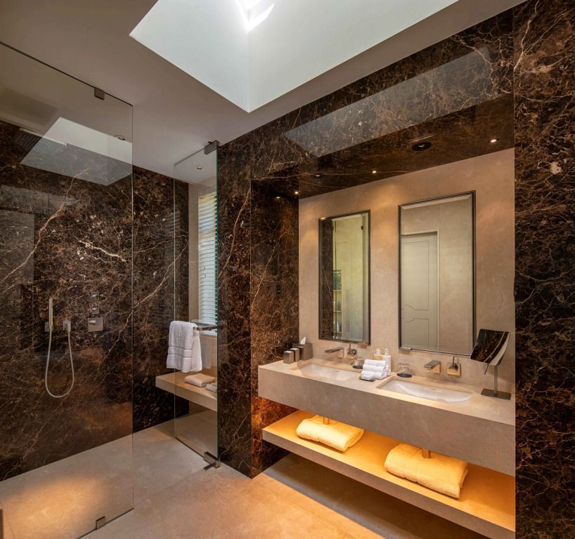 Luxuriöses Badezimmer mit Marmorverkleidung und doppeltem Waschtisch im Superior Zimmer