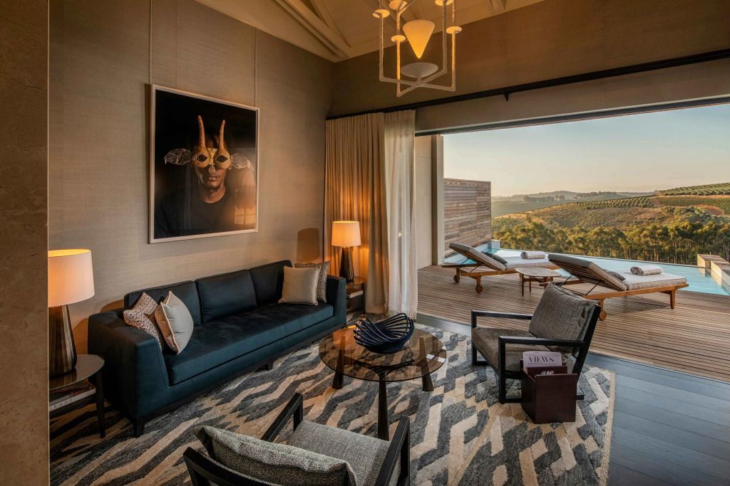Gemütliches Wohnzimmer mit moderner Kunst und Aussicht im Superior Zimmer
