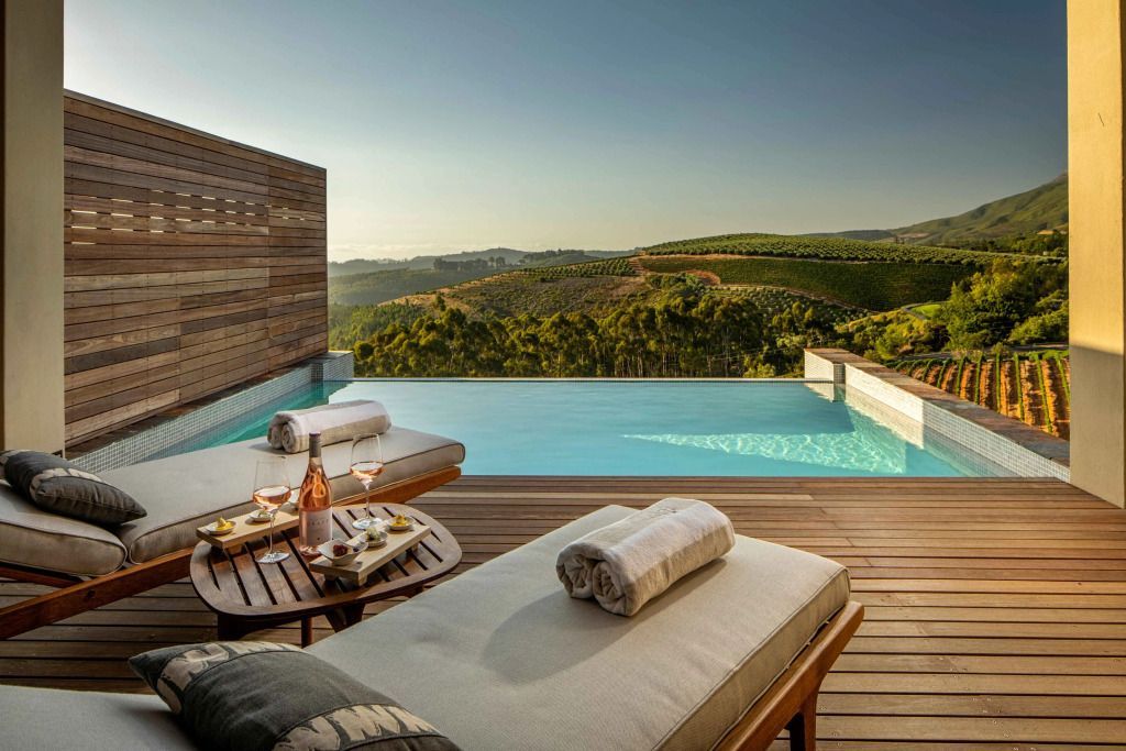 Private Terrasse mit Infinity Pool und Ausblick in die Landschaft