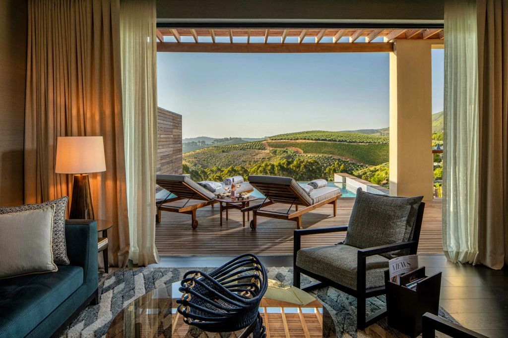 Blick von der Suite auf die Terrasse mit Sonnenliegen und Weitblick