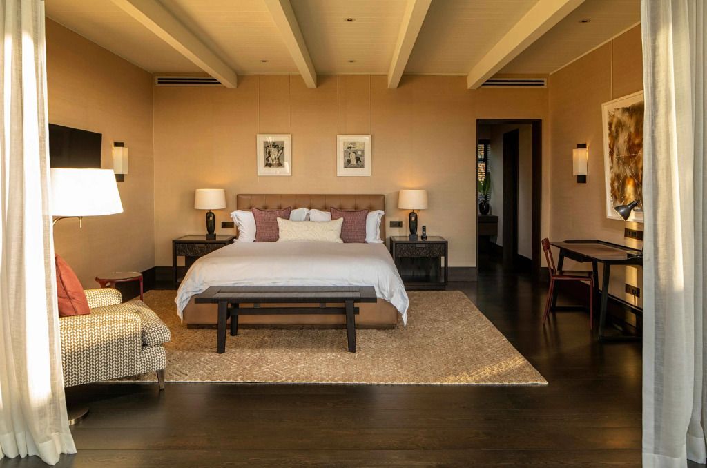 Geräumiges Schlafzimmer mit großem Bett und klassischem Design im Superior Zimmer