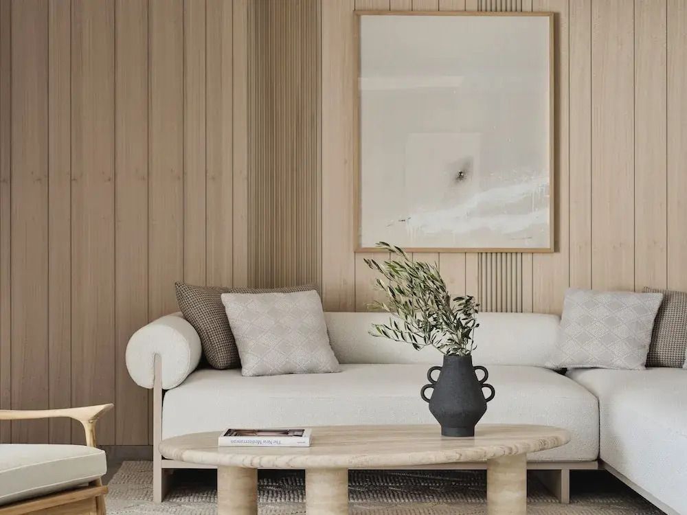 Gemütlicher Wohnbereich mit Sofa und Kunstwerk
