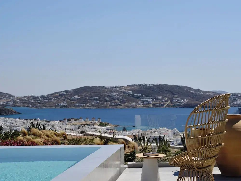 Infinity Pool mit Blick auf das Meer und die Hügel von Mykonos