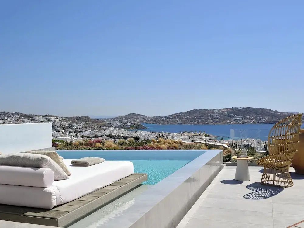 Terrasse mit Pool und Liege mit Blick auf das Meer