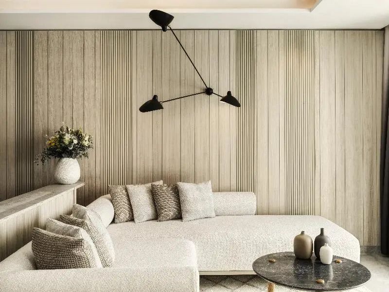 Modernes Wohnzimmer in neutralen Tönen im Deos Mykonos mit stilvoller Beleuchtung.