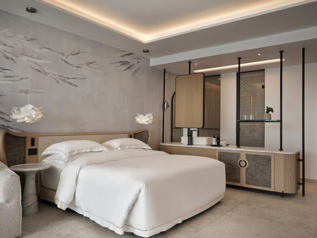 Minimalistisches Schlafzimmer mit modernen dekorativen Akzenten