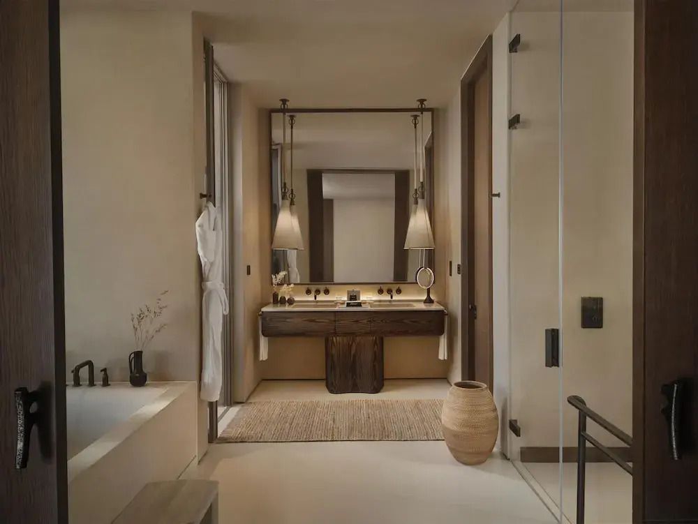 Modernes Badezimmer mit elegante Beleuchtung und Dekorelementen.
