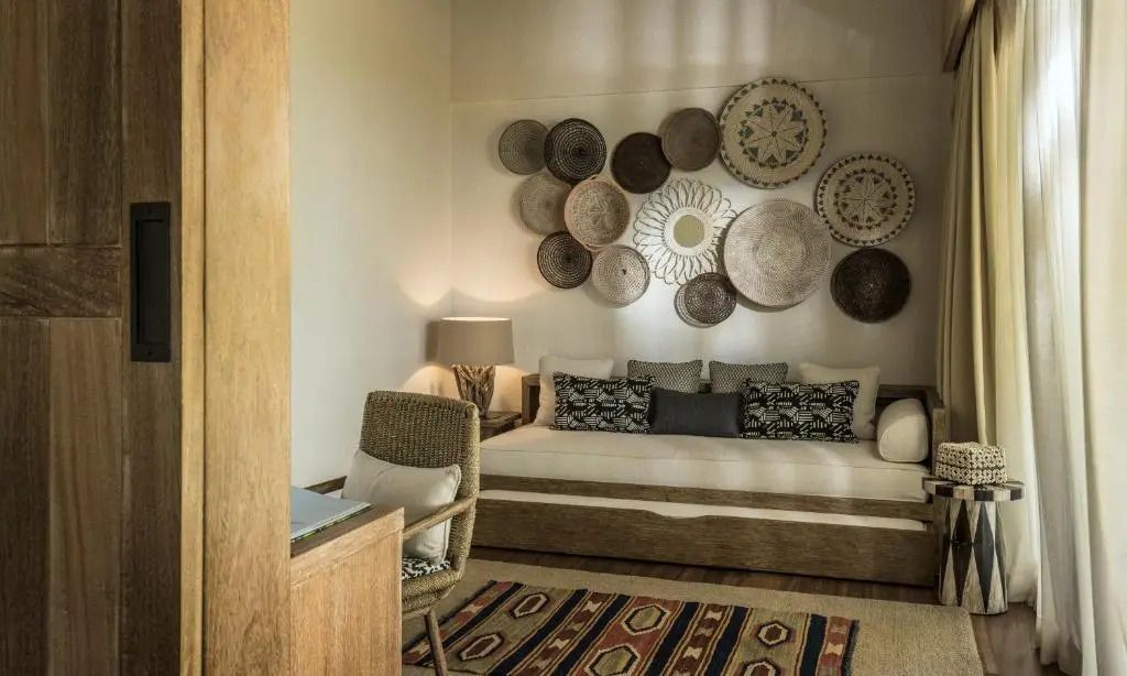 Gemütliches Zimmer mit Holzdekor und dekorativen Körben an der Wand