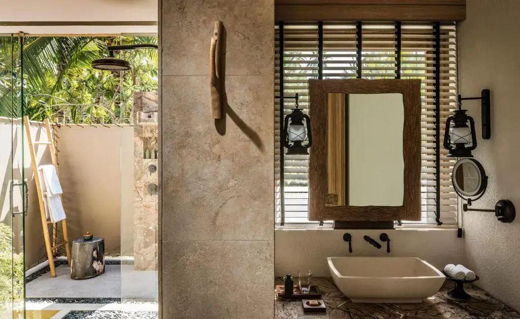 Stilvolles Badezimmer mit erdfarbenem Design und Holzfensterrahmen