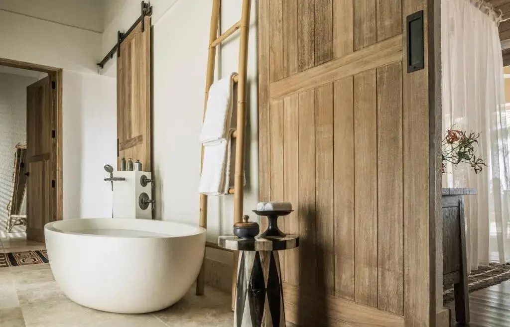 Freistehende Badewanne mit Holzakzenten im Badezimmer
