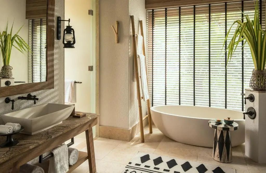 Einladendes Badezimmer mit großer Badewanne und modernen Akzenten