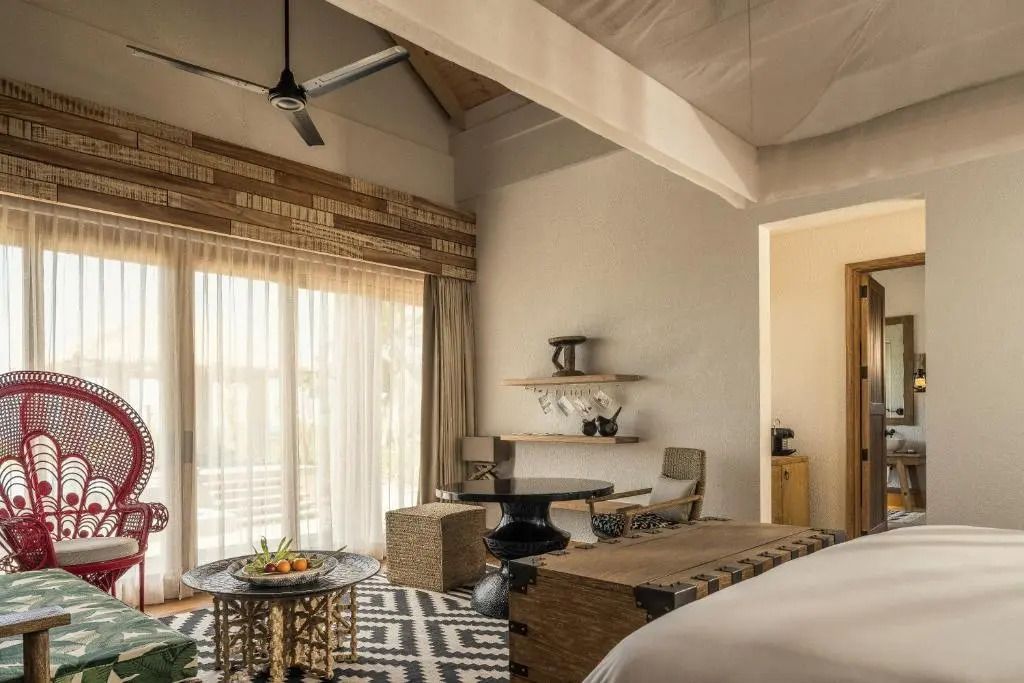 Helles Schlafzimmer mit großen Fenstern und natürlichen Materialien in der Villa