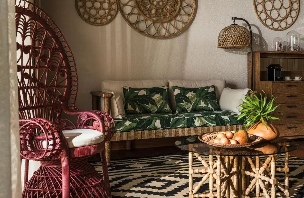 Gemütliche Sitzecke mit exotischem Flair und farbigen Möbeln in der Villa