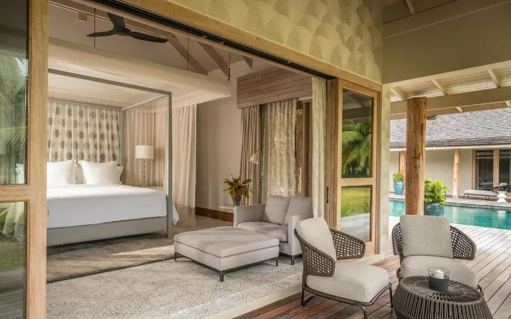Luxuriöses Schlafzimmer mit Blick auf Terrasse und Garten im Four Seasons Resort Seychelles
