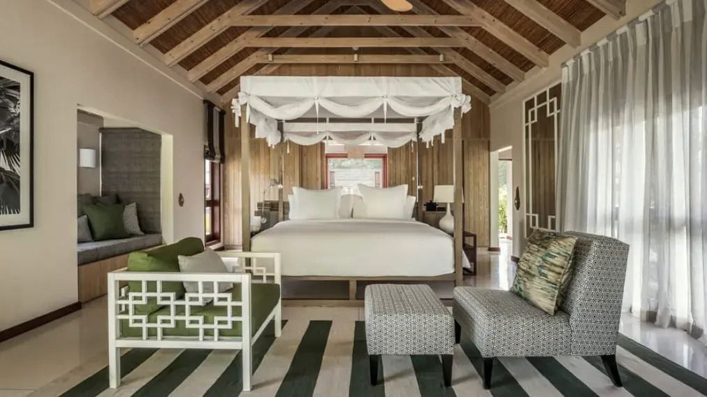 Elegantes Schlafzimmer mit Himmelbett und moderner Einrichtung im Four Seasons Resort.